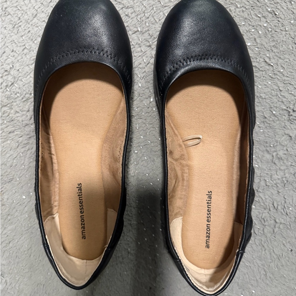 Amazon Essentials Women's Classic Black Flats